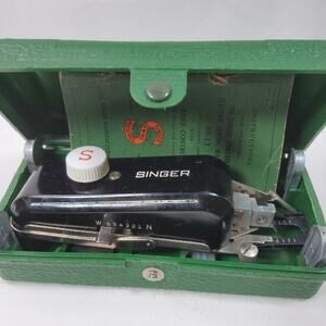 Vintage Singer Buttonholer 160506 w/ Green Plastic Case & Manual